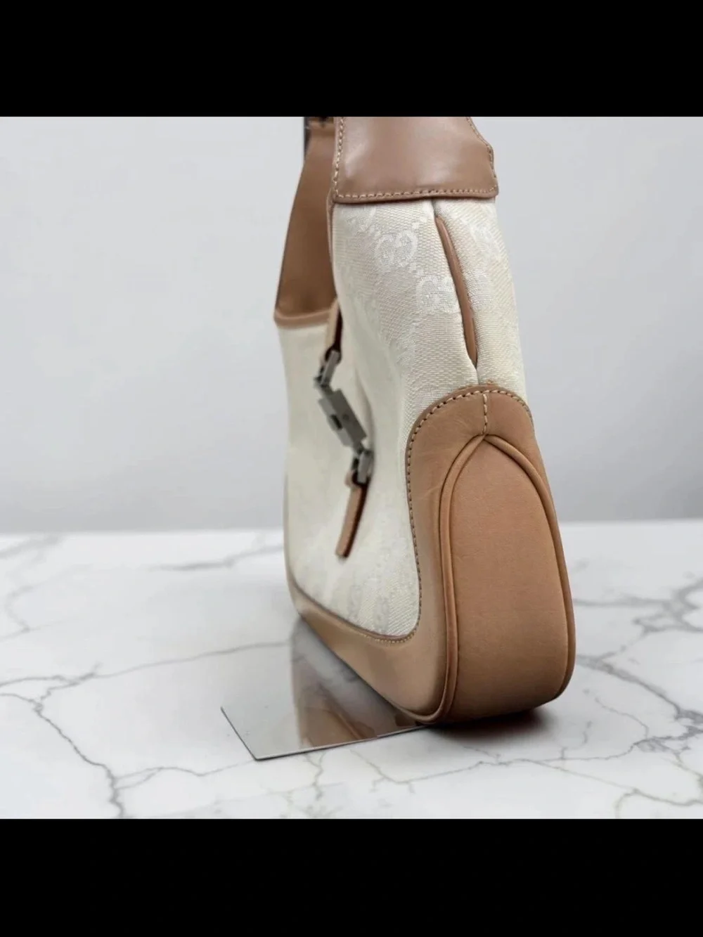 Gucci elegant cream
